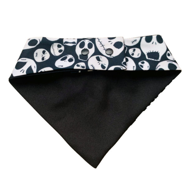 bandana de halloween jack para perros de reves mostrando 2 broches